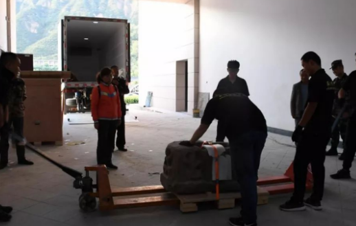 甘肅平涼市博物館換新館，手動液壓搬運車參與文物搬運環節