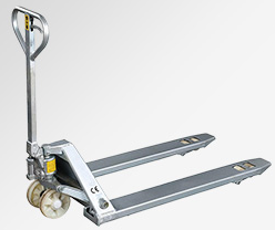 潮濕車間里不銹鋼手動(dòng)液壓搬運(yùn)車的默默堅(jiān)守