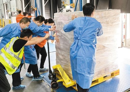 衡陽(yáng)食品廠倉(cāng)庫(kù)使用冠航手動(dòng)叉車搬運(yùn)貨物