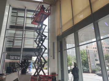 勒泰中心寫字樓大廳保潔工作